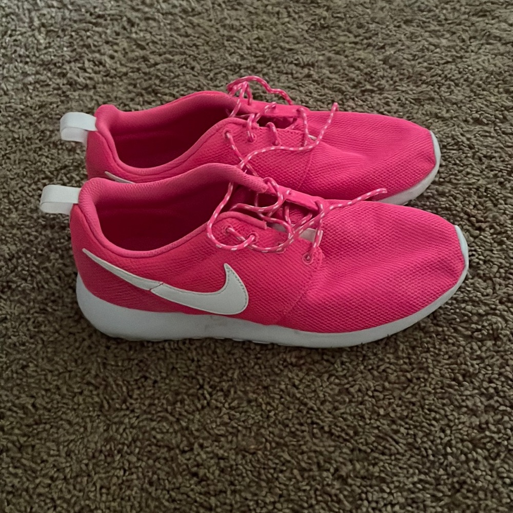 Hot pink 6.5 youth (women’s 8) Nike Roshe Run